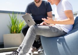 Gespraech zwischen Verkaeufer und einem potentiellem Kunden
