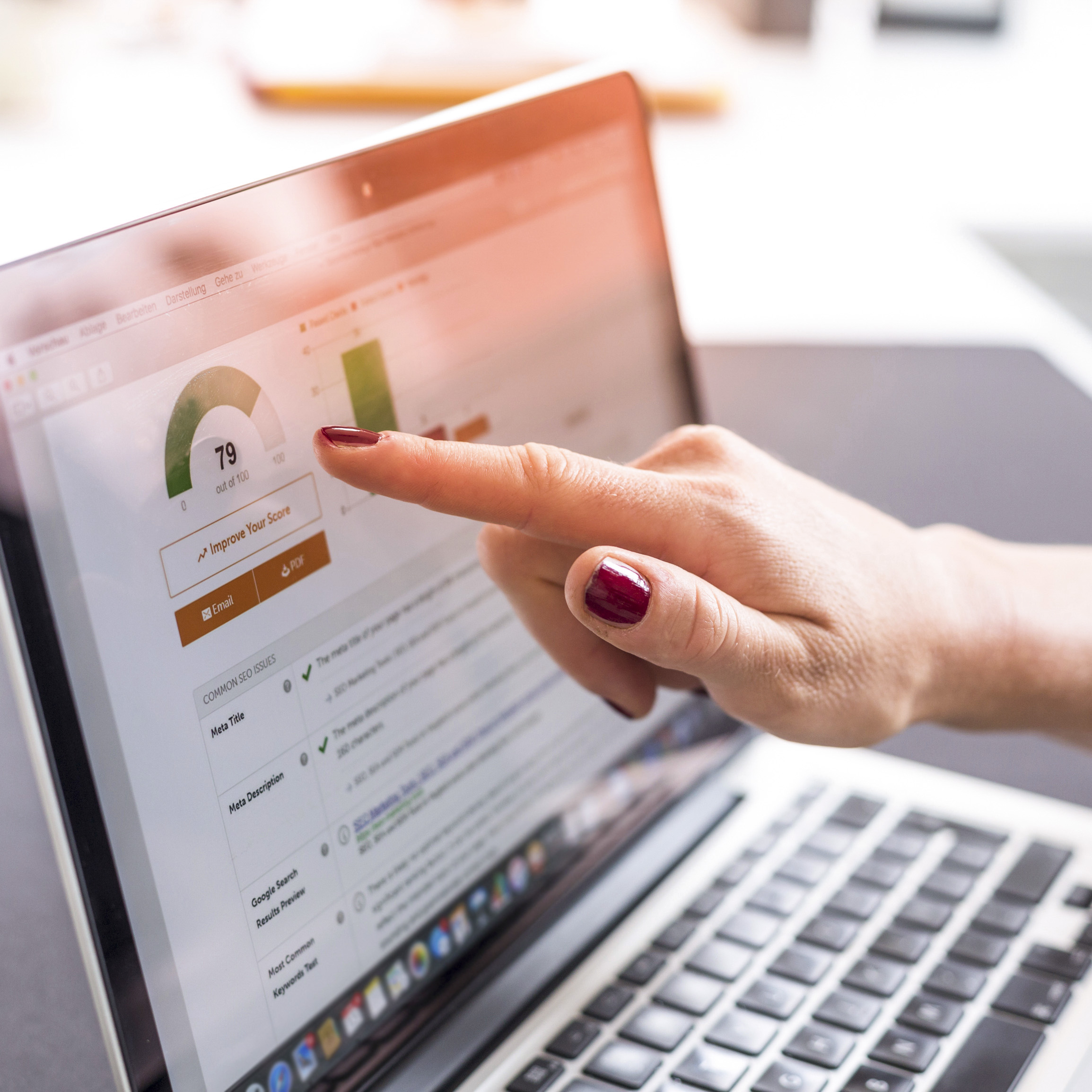 Eine Nahaufnahme eines Laptops, auf dem eine Webseite für Suchmaschinenoptimierung (SEO) analysiert wird.