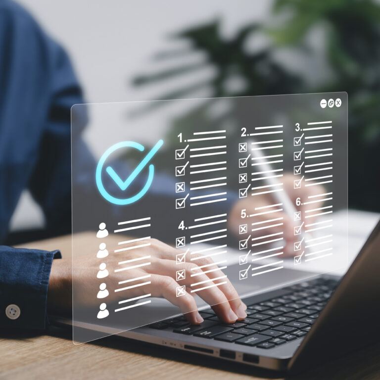 Ein digitaler Testbildschirm, auf dem eine Person ihren Fortschritt auf einem Laptop überprüft.