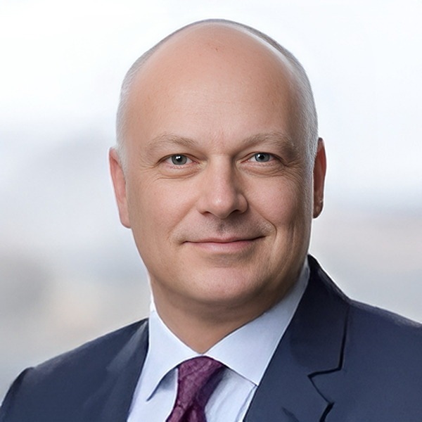 Gregor Deix im Anzug schaut in die Kamera mit einem professionellen Lächeln