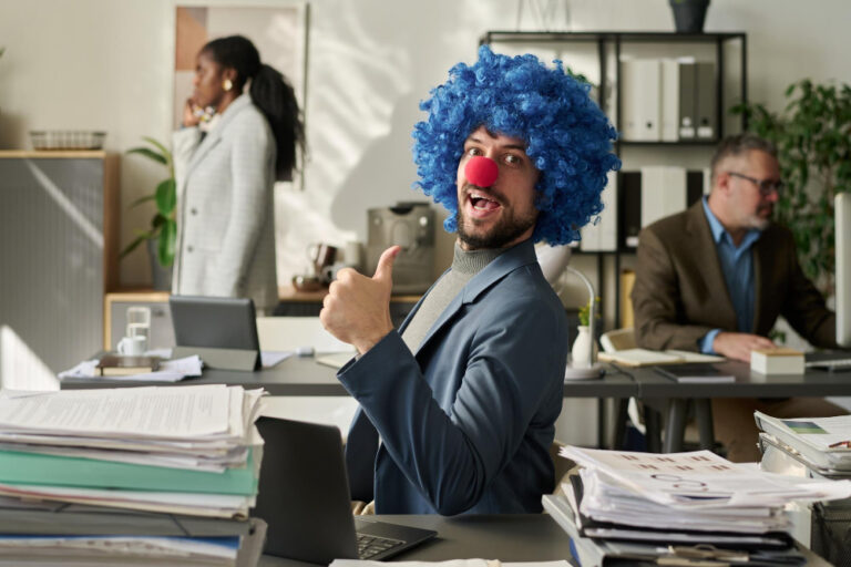 Gehen Sie die Aufgaben im Vertrieb humorvoll an