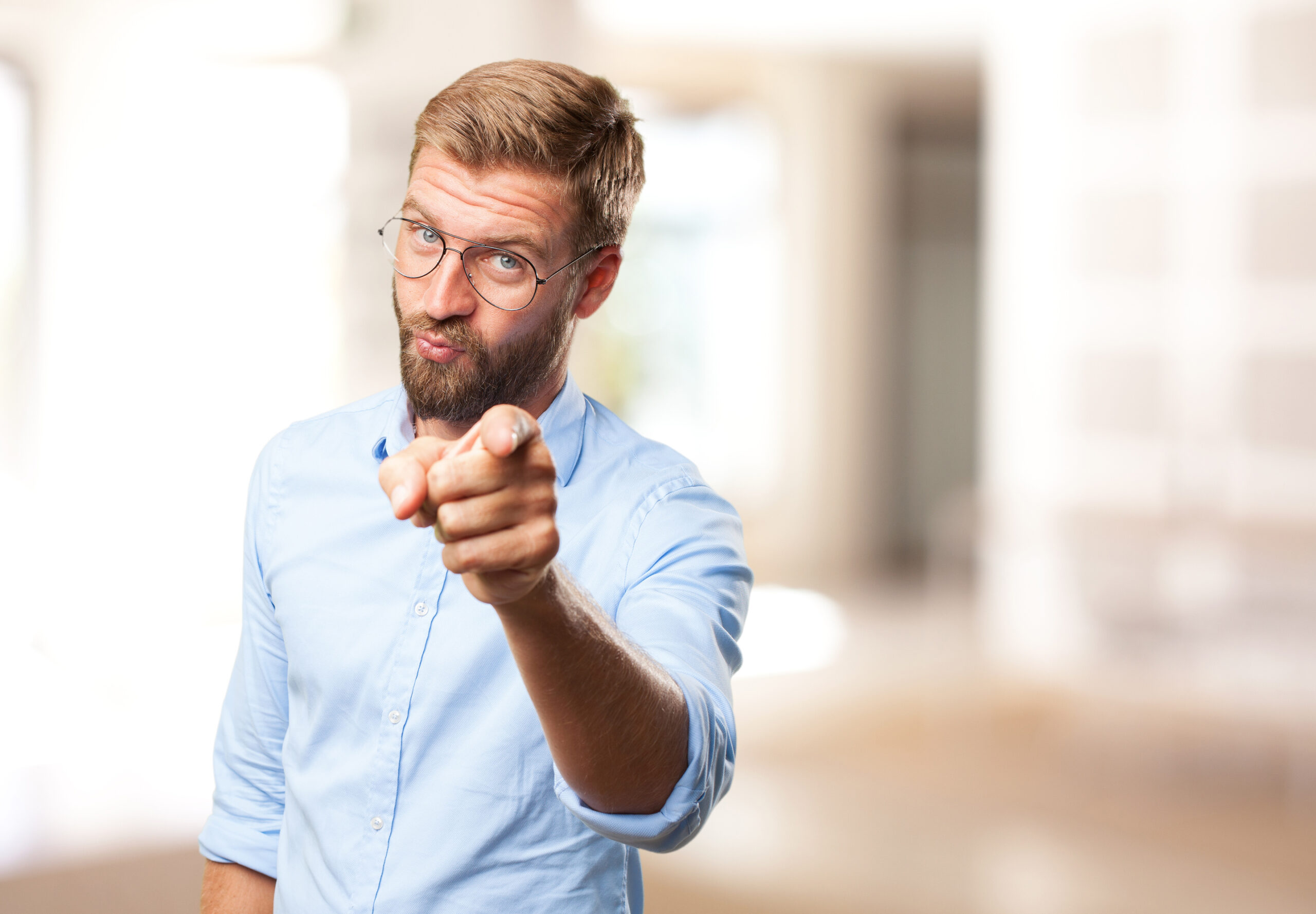 Mann zeigt Aufmerksamkeit